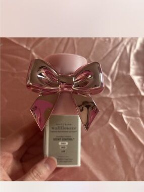 New Bath & Body Works Wallflowers Plug-In Fragrance Holder - Pink Metallic Bow